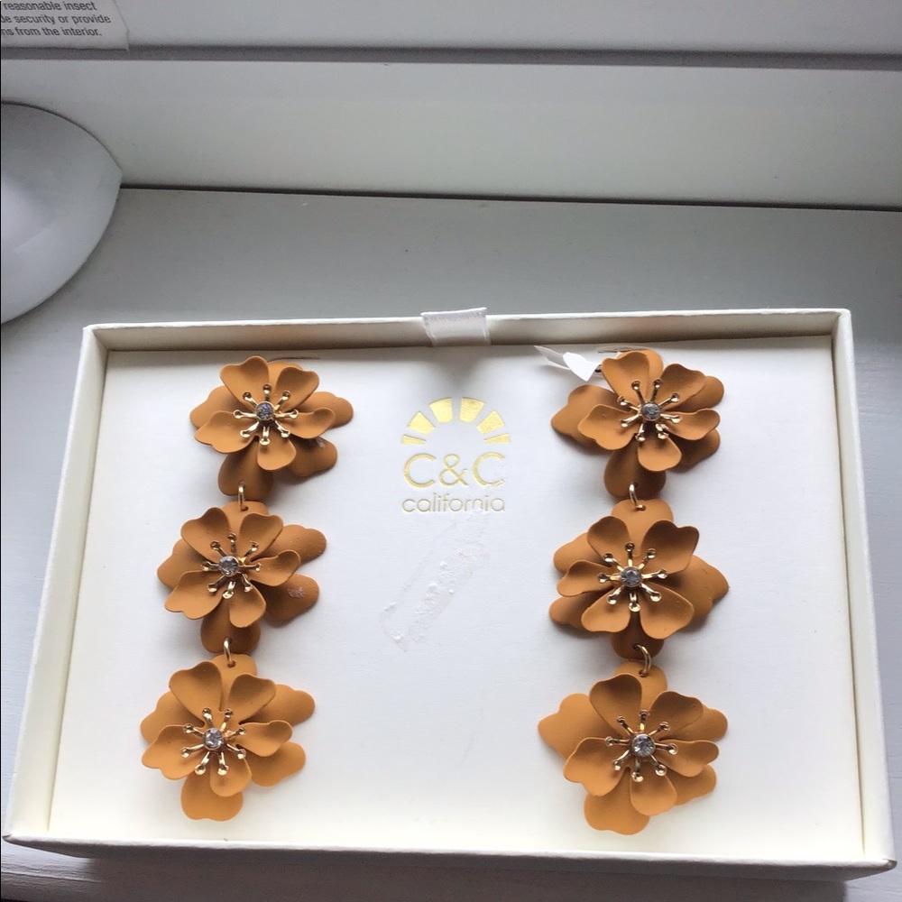 NIB C&C CALIFORNIA TRIPLE FLOWER  EARRINGS!! - Picture 6 of 10